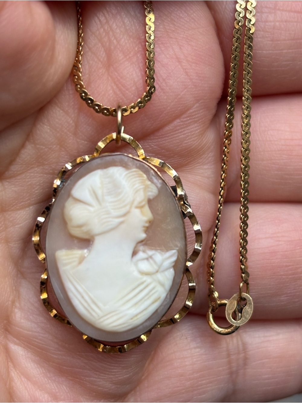 Vintage Cameo Locket Necklace 14K Gold Filled Chain 17.5”
